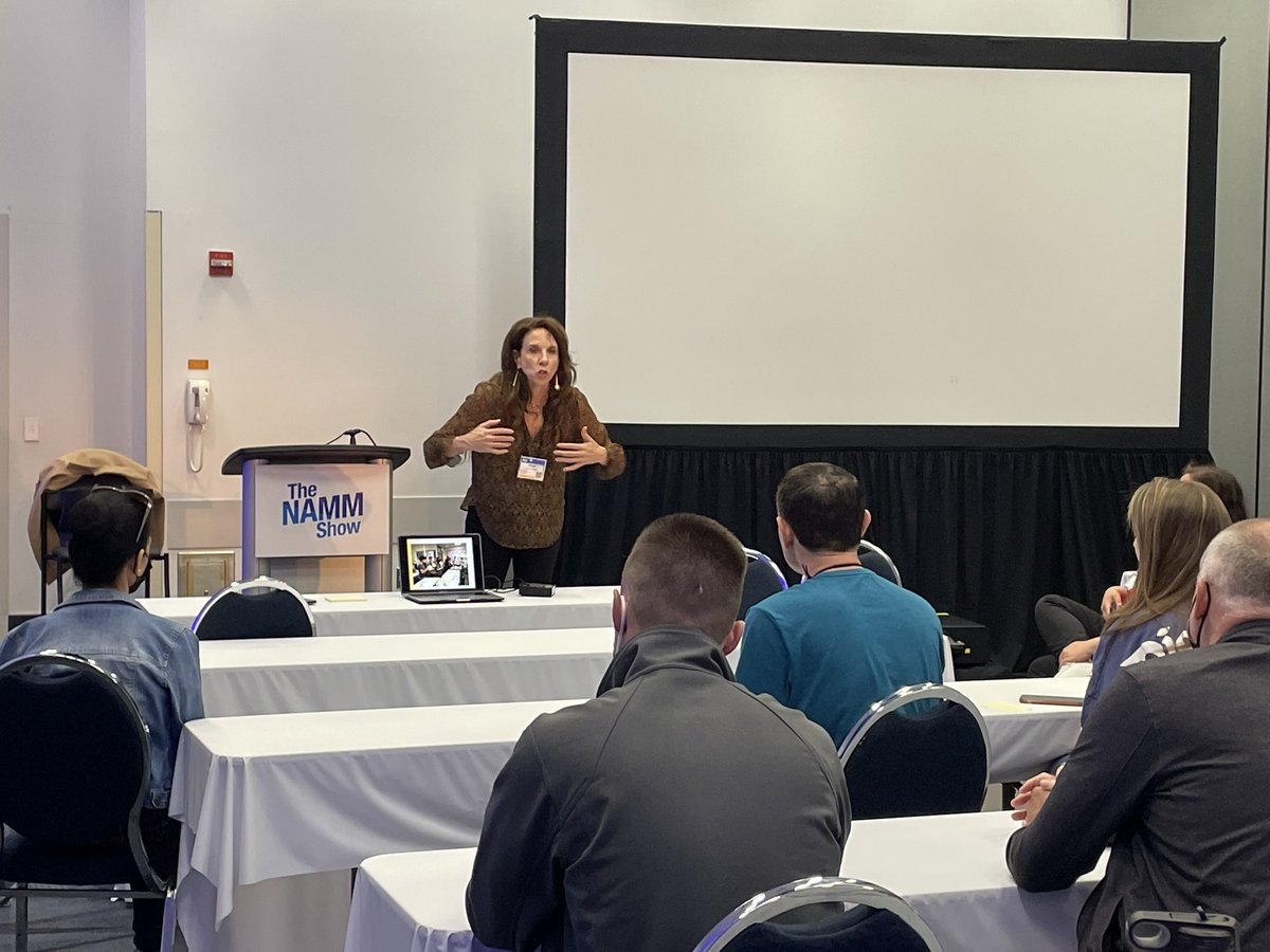 Technology failure in the Room. The amazing <a href="/AMFennell/">Anne Fennell</a> has everyone gathered around her computer! She didn’t miss a step.