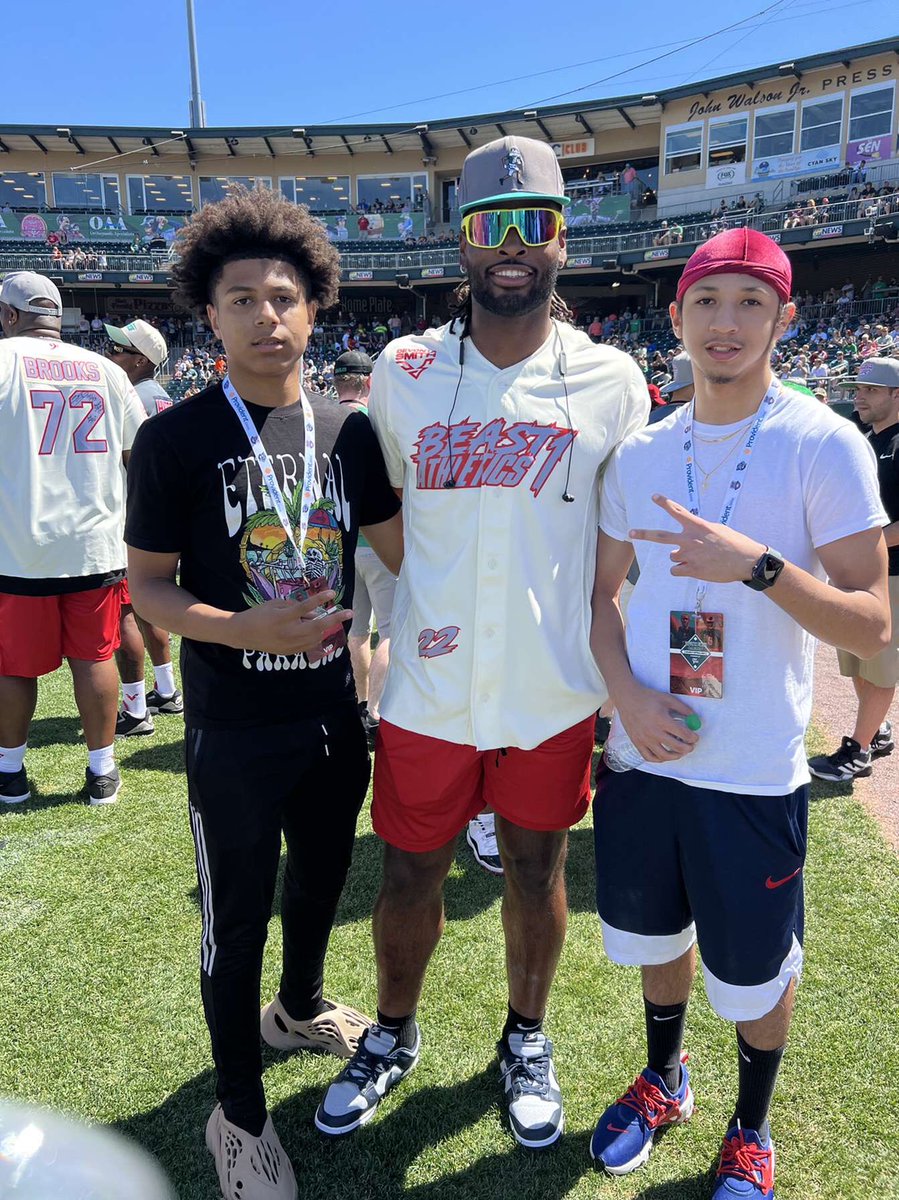 Daeong15's tweet photo. Pics with Najee Harris and Micah Parsons idk dude I’m the first one ngl and the one with Darius Slay blurry and I’m waiting on the one with Jalen Hurts (I’m in the durag btw) https://t.co/Dn0UjXYVBg