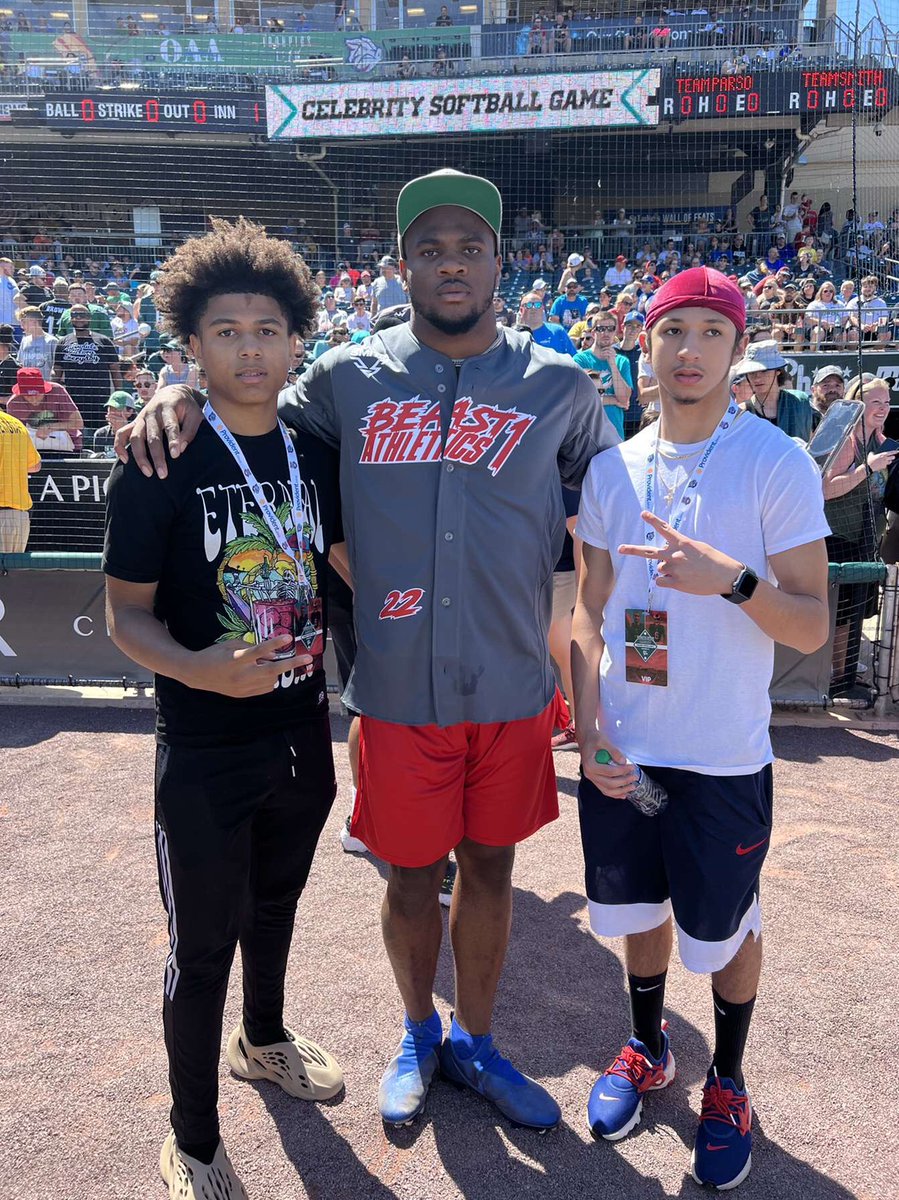 Daeong15's tweet photo. Pics with Najee Harris and Micah Parsons idk dude I’m the first one ngl and the one with Darius Slay blurry and I’m waiting on the one with Jalen Hurts (I’m in the durag btw) https://t.co/Dn0UjXYVBg