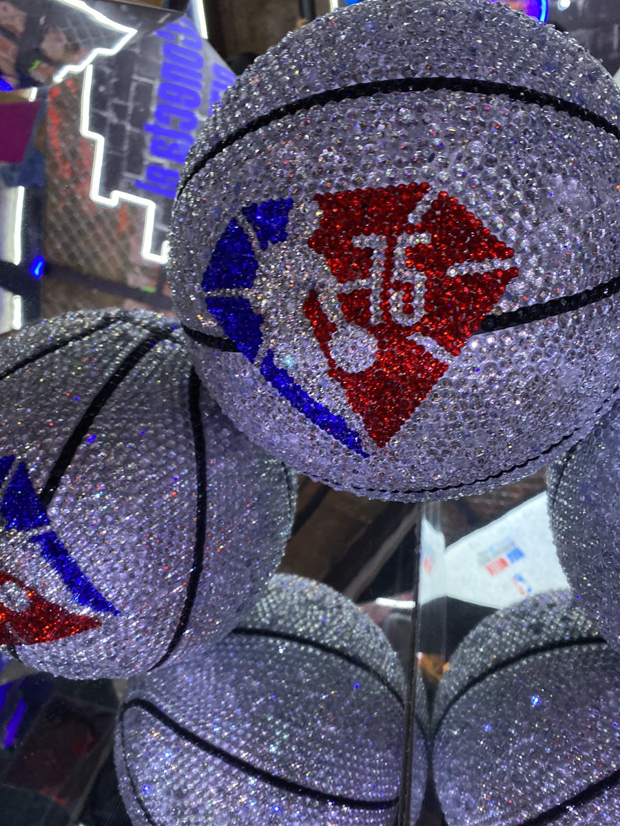 NBAMEX's tweet photo. 😎🏀 En NBA Cave tenemos los objetos del deseo: los que brillan, los de colores, el plateado y el más codiciado. 🏆😎 #NBA75 #NBAMexicoWeek
📸 ¿Te tomaste la foto? Compártela 😬 https://t.co/Hx4dv9E1Ny