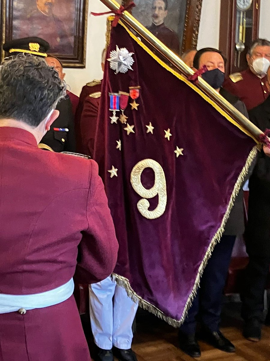 #130years | ⭐️ Participamos en Sesión Solemne de nuestra hermana de canje <a href="/Novenacbs/">Bomba Yungay</a>, dónde condecoramos el pabellón con la “Meritorius Silver Star” de compañía en señal de respeto y admiración por 130 años de vida institucional.