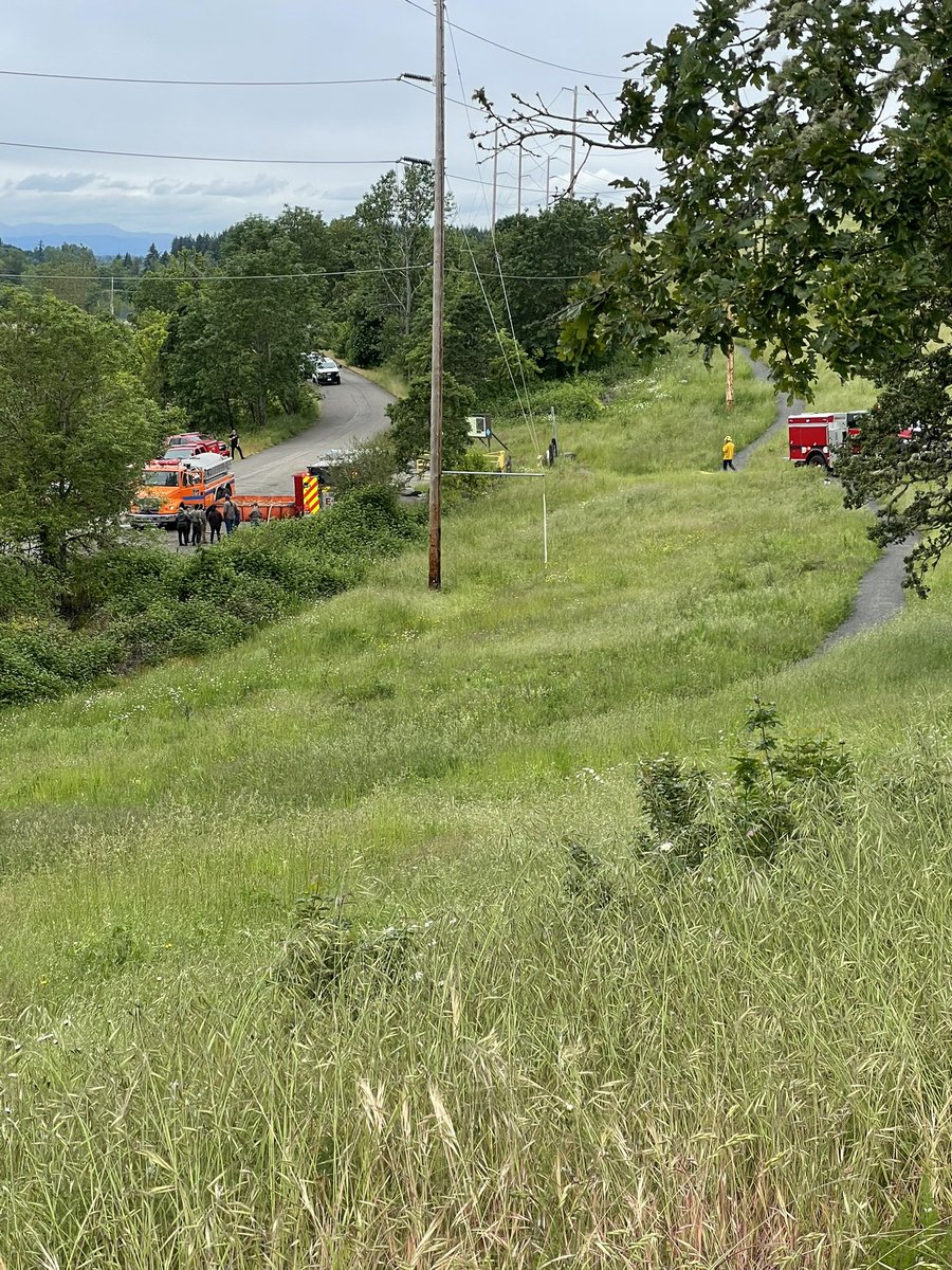 ESFPIO's tweet photo. At our 9th and final wildfire training, we were joined by the @NWYouthCorps fuels mitigation crew.  These you d people are helping reduce the risk of wildfire in the @cityofeugene @spfldoregon https://t.co/ykUKCajlfH