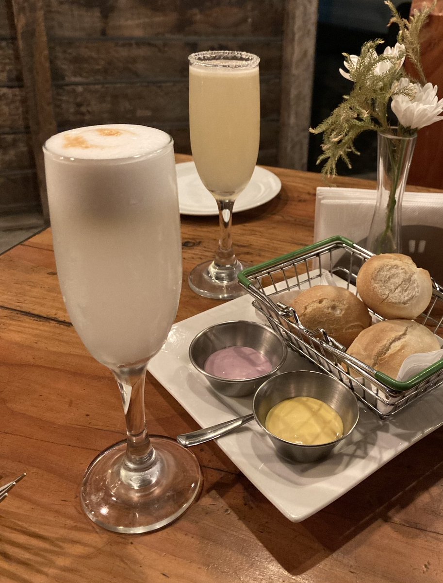 milachannn's tweet photo. Ein typisches Getränk Chiles ist Pisco Sour. Dabei ist zu unterscheiden zwischen dem Peruano (vorderes Glas) und dem Chileno (hinteres). Die Basis des Getränks besteht mehr oder weniger aus Pisco, Limettensaft und Zucker. Super einfach, lecker und gefährlich🥂 #studierenweltweit https://t.co/qX3jYsjtj6