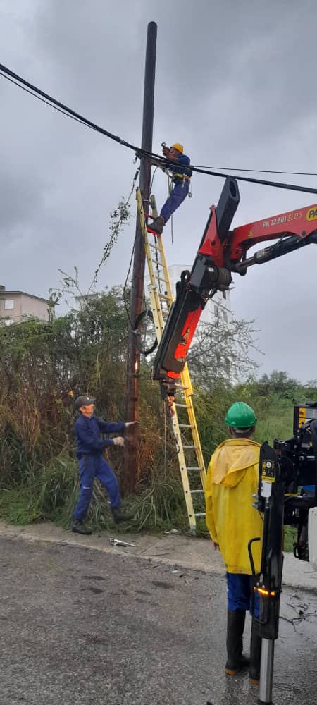 Durante el día se han mantenido las labores de recuperación por los trabajadores de <a href="/ETECSA_Cuba/">ETECSA</a> para restablecer los servicios que se afectaron por las intensas lluvias. 
En estos momentos, identificamos nuevos reportes ☎️ por el impacto en las redes exteriores más expuestas ⛈️.