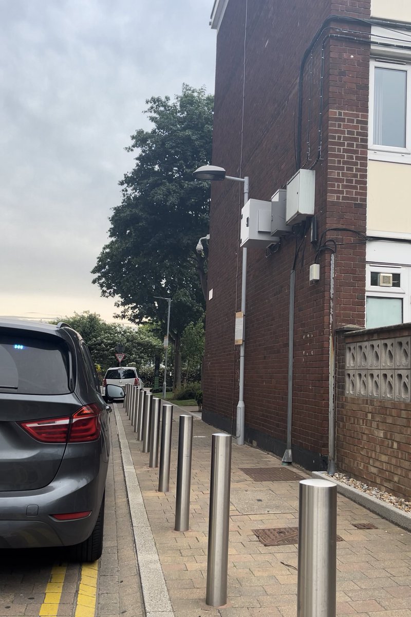 MPSViolentCrime's tweet photo. #Syndicate13 @LambethMPS
Officers on patrol sight a male on an e scooter in Stockwell.
The male makes off before running through an estate…
whilst holding a Samurai Sword!!
Caught and Detained!
Taken straight to custody! https://t.co/JyFErseFfd