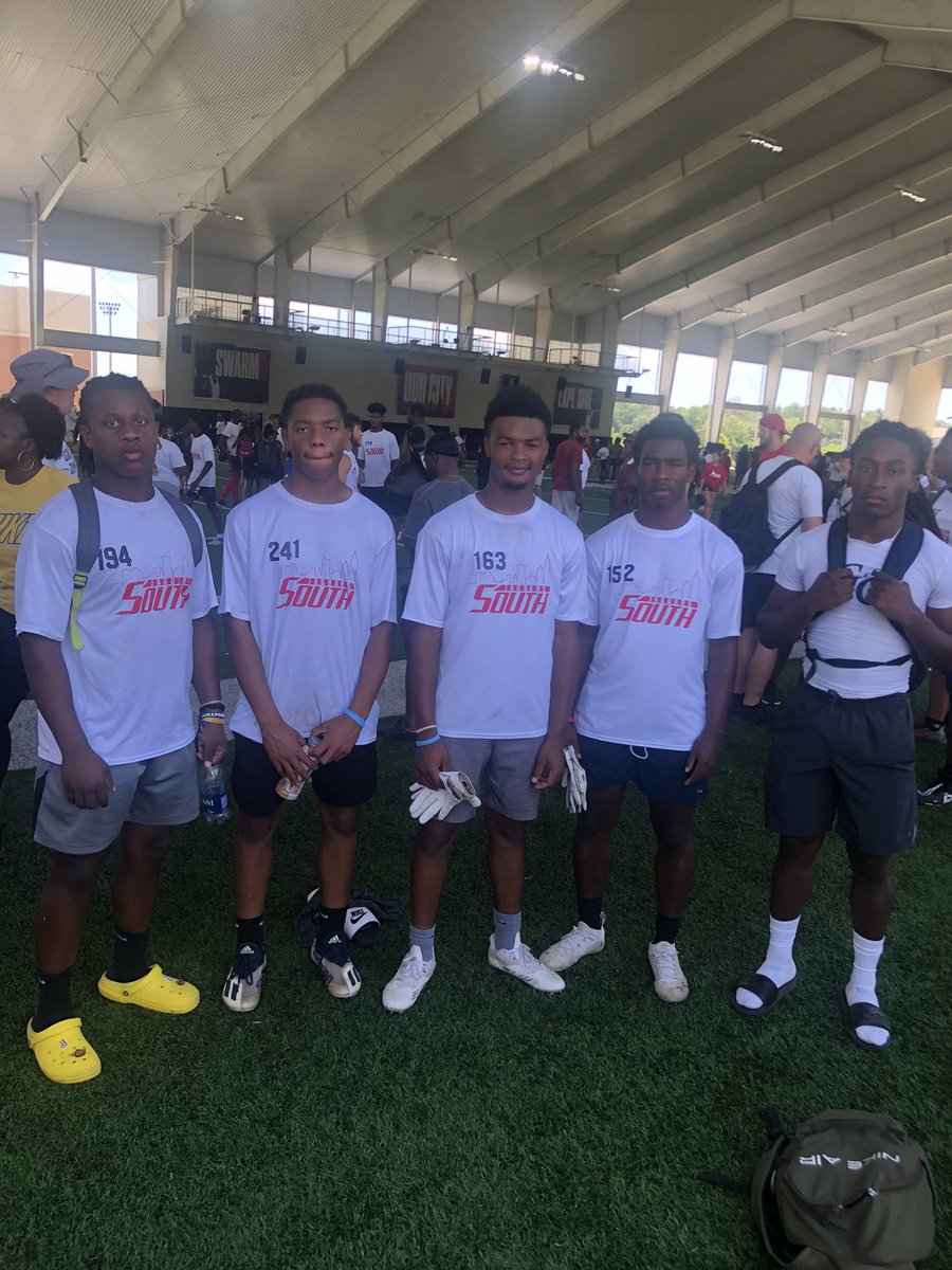Recruit_GC's tweet photo. Proud of several of our athletes for competing today at @WeAreSouth_FB football camp!! Great seeing them getting after it and learning lessons! Great work today guys! @KaydenMiller17 @BJJohns05 @Keenancats3 @brown_jairon54 @JabariPhillips5 https://t.co/lsAfcDoEBi