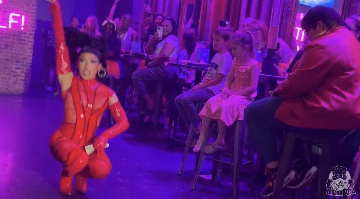 DerekBrunson's tweet image. This is bit much . Children at a provocative drag show… Can we protect our children more in today’s society . Children don’t need to be at strip clubs , or any provocative show throwing money . SMFH 🤢 *read the message on the board in the background” …