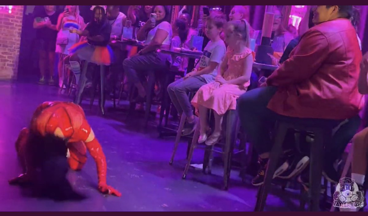 DerekBrunson's tweet image. This is bit much . Children at a provocative drag show… Can we protect our children more in today’s society . Children don’t need to be at strip clubs , or any provocative show throwing money . SMFH 🤢 *read the message on the board in the background” …