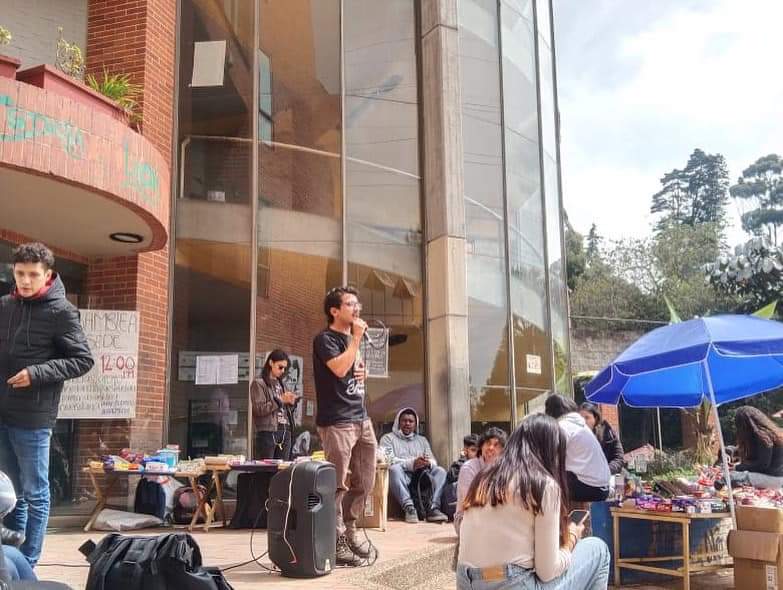 Shearer_V_'s tweet photo. Es por esta razón que desde la asamblea de estudiantes de la U. Distrital llamamos al pueblo colombiano y al estudiantado en particular a rechazar el proyecto fascista,  misógino y de autoritarismo que representa Rodolfo Hernández. Así como las declaraciones de @PalomaSenadora. https://t.co/Lcv9QFLMeg