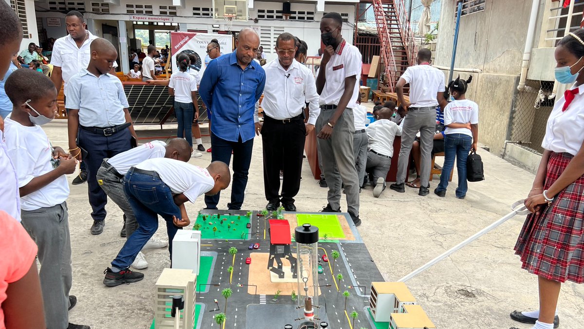 nesmymanigat's tweet photo. La Science, l'Innovation et la Technologie au coeur de l' #ExpoSciences2022 du Collège Catts Pressoir.  Bravo aux élèves, enseignants et à l'équipe de Direction.
 #LekòlPaKaTann https://t.co/OcMrsoyL8s