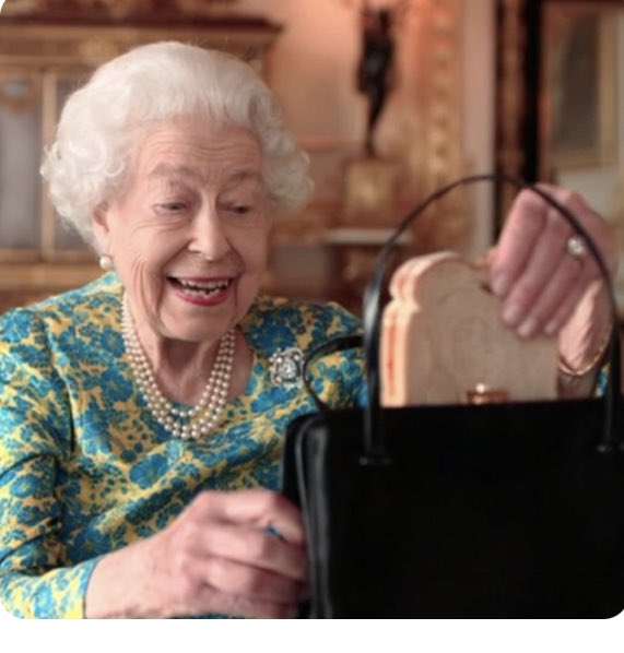 stationmoggy's tweet photo. I think this is the winner 🤴🇬🇧🥄🤴😻
#queensplatinumjubilee 
#QueensJubilee 
#paddingtonbear 
#QueenElizabeth 
#QueenElizabethII https://t.co/e5YUT7QBwy