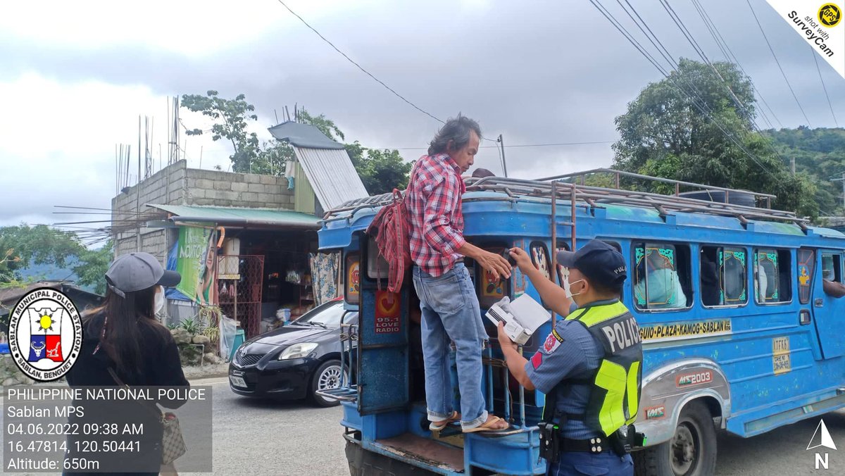 MpsSablan's tweet photo. Two (2) individual was caught and given warning for not wearing of facemask. Immediately personnel of this office provided facemask to the violators.
#WeServeAndProtect 
#PNPKakampiMo 
#TeamPNP https://t.co/NEMjCpS5st