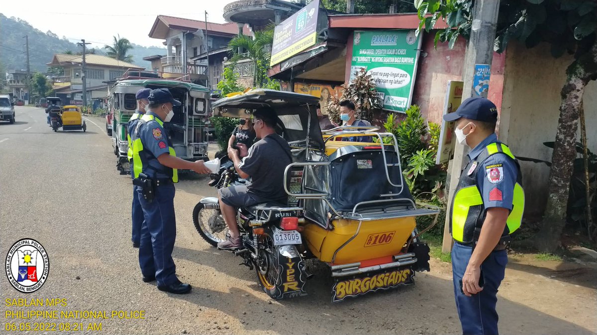MpsSablan's tweet photo. Two (2) individual was caught and given warning for not wearing of facemask. Immediately personnel of this office provided facemask to the violators.
#WeServeAndProtect 
#PNPKakampiMo 
#TeamPNP https://t.co/NEMjCpS5st