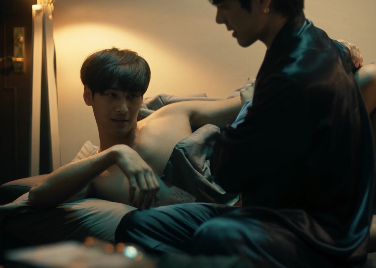 pinkprinkie's tweet photo. ตัวท็อปจากฮัมบาร์เด็กปั้นของเจ๊หยก #KinnPorscheEP9 https://t.co/9LkmyyoFbb