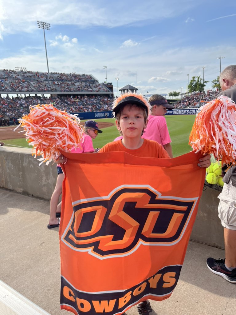 adfnok's tweet photo. #WCWS #wcwsselfie vying for #1 Cowgirl fan! https://t.co/9VW6bfwFXx