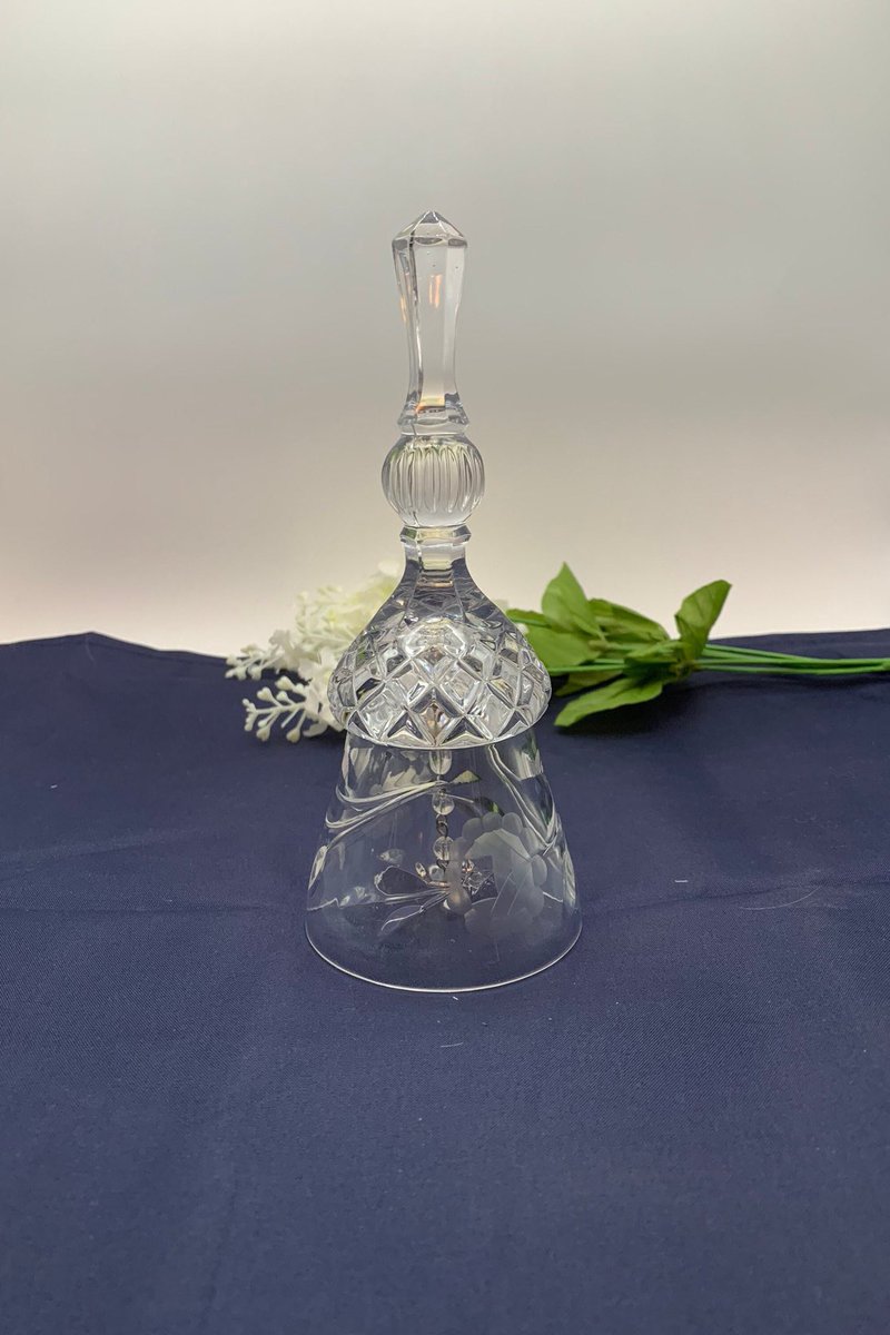 LilyDogAntiques's tweet photo. Excited to share this item from my #etsy shop: Vintage Etched Crystal Bell #crystalbell #vintagecrystalbell #etchedcrystalbell #crystalbellgift #floralcrystalbell #clearcrystalbell https://t.co/P1Vl43pokG https://t.co/KBqdkBvtSE
