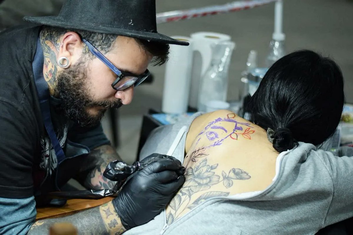 marianohormaech's tweet photo. Comenzó en #Goya la primer exposición del mundo del #tatuaje! Yvoty Piré "a flor de piel" convoca a los mejores #tatuadores y diferentes #artistas de la región. Realizado en el #Multiespacio del Predio Costa Surubí en #equipo junto a la Dirección de Juventud del #Municipio. 🙌 https://t.co/1GyBKejDsI