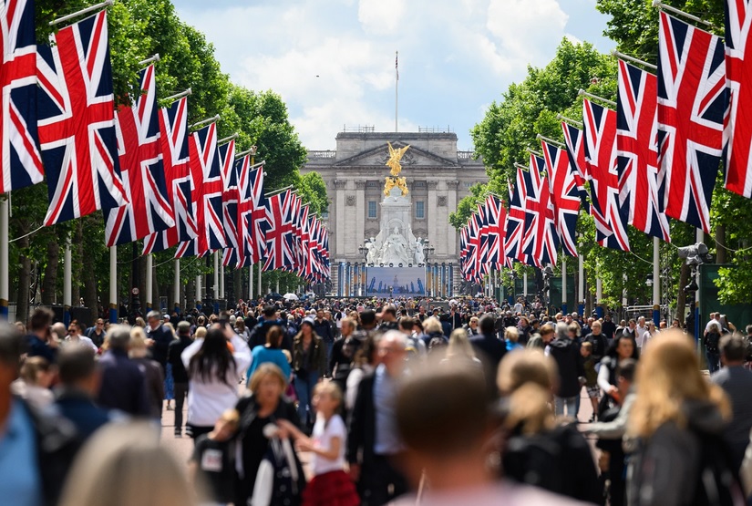 NewConservNZ's tweet photo. The Brits are leading the way by showing that there really is no scientific case for mask mandates at #PlatinumPartyatthePalace. Maybe #Itstimetogetreal New Zealand. https://t.co/1E8IOWwPDt