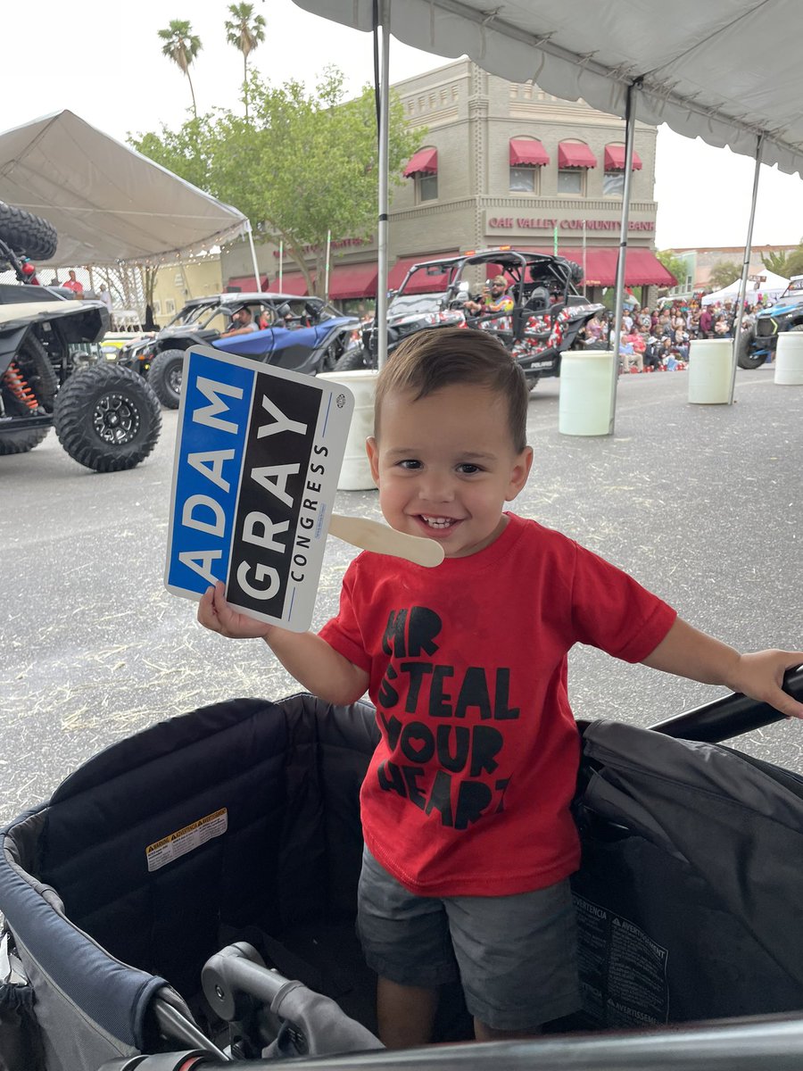 JillianMAz's tweet photo. When you’re handed a sign during the parade and it’s your new favorite thing #ApricotFiesta #PattersonCA @AdamGrayCA https://t.co/9HfxuM49W0