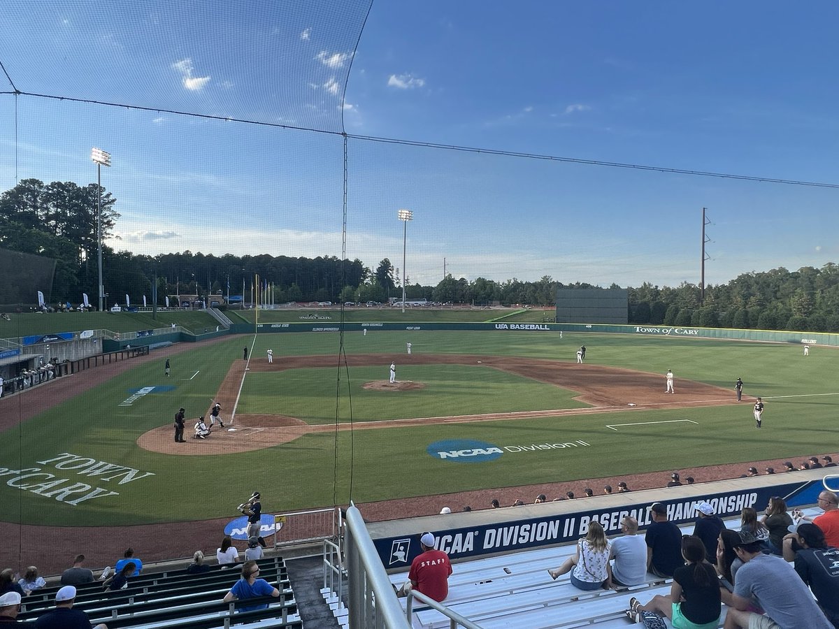 What a great night for baseball! Top 4 between @PLNUBaseball and @Baseball_UIS