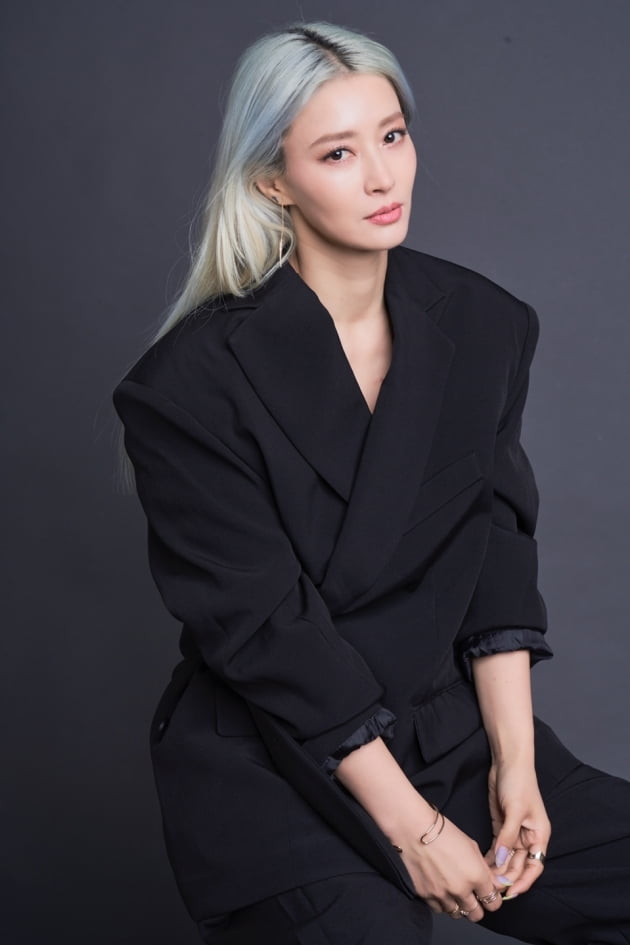 badasiaxn's tweet photo. Hwangbo do Chakra, da primeira geração, é pioneira além do seu grupo. Foi a primeira pessoa do KPOP a conseguir estar em paradas da Europa, pioneira também em trabalho filantrópico desde seu debut. Ela faz parte de um grupo que ajuda refugiados na Coreia desse 2007. https://t.co/UFeHDiumhy