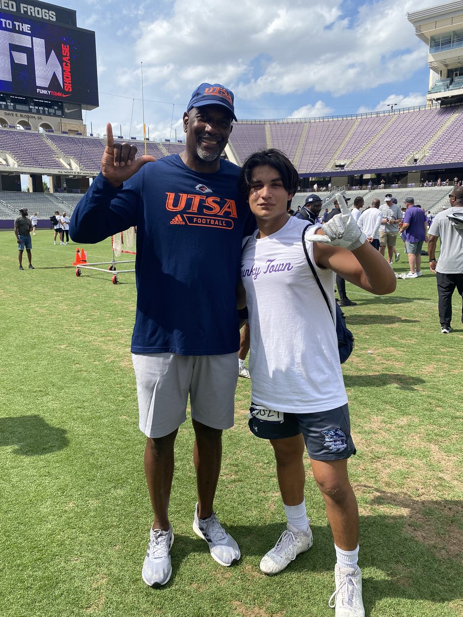 EthanG_210's tweet photo. Great to see @CoachBSherrod and @CoachJP3 in Fort Worth. Can’t wait to see them again on Thursday! 🤙#210TriangleOfToughness #BirdsUp https://t.co/gisCqfDSkw