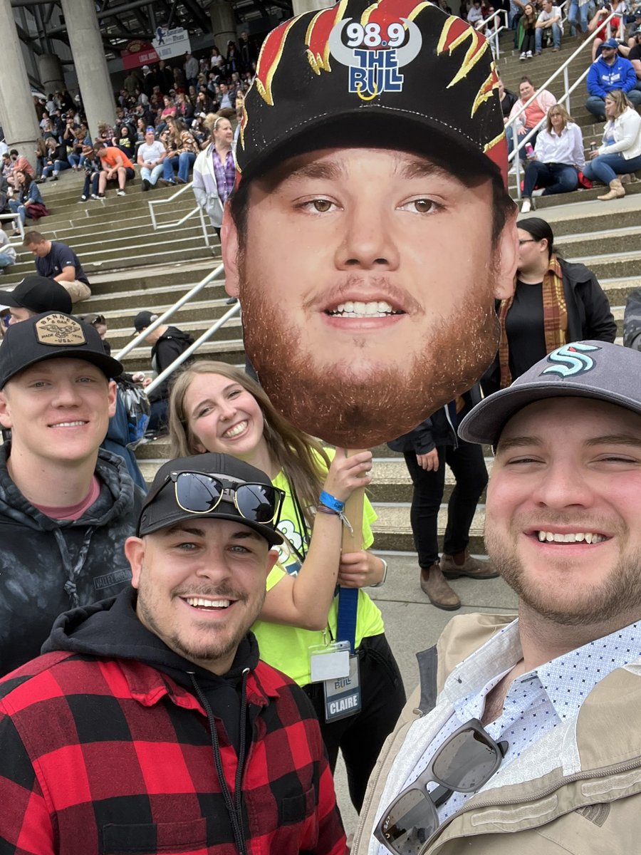 AnkNasty9's tweet photo. Hope you enjoy the rain! @lukecombs #LukeinSeattle https://t.co/RUANNkgk1g