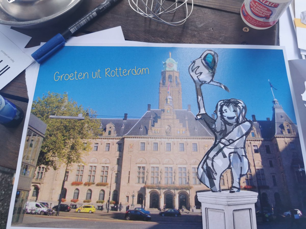 VanHenger's tweet photo. Vandaag bij RORO buiten meegedaan met de workshop "Historisch monument tekenen met oog op jezelf’ onder  leiding van Maarten Bel.

De ansichtkaart met mezelf als monumentaal kunstwerk (ja, ik begieter mezelf) opgestuurd naar Abutaleb.

humor, kunst en leuke mensen!

#dhvr #roro https://t.co/GgYXAcKIsr