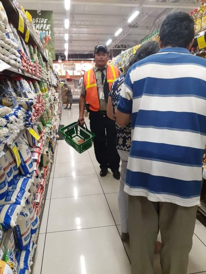 mauroguzman426's tweet photo. Andaba una pareja de esposos no videntes haciendo sus compras y con agrado uno de los vigilantes del super tomo la cesta de compras y los acompaño por todos los pasillos ayudandoles y mencionandoles los precios de los productos, marcas, etc.
Estas cosas son las que hay que imitar https://t.co/MBUKe7wJrB