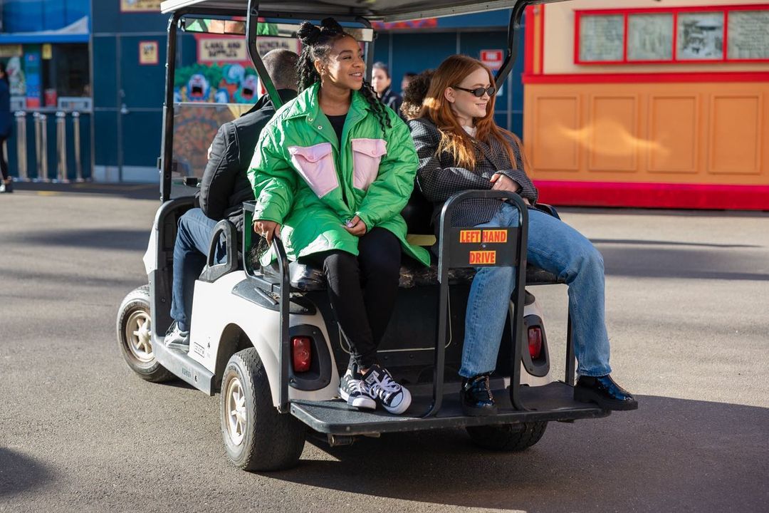 SadieSinkAr's tweet photo. 📸 | Sadie, Priah y Gaten paseando por Luna Park en Sidney, Australia. https://t.co/XC1LC91qpV