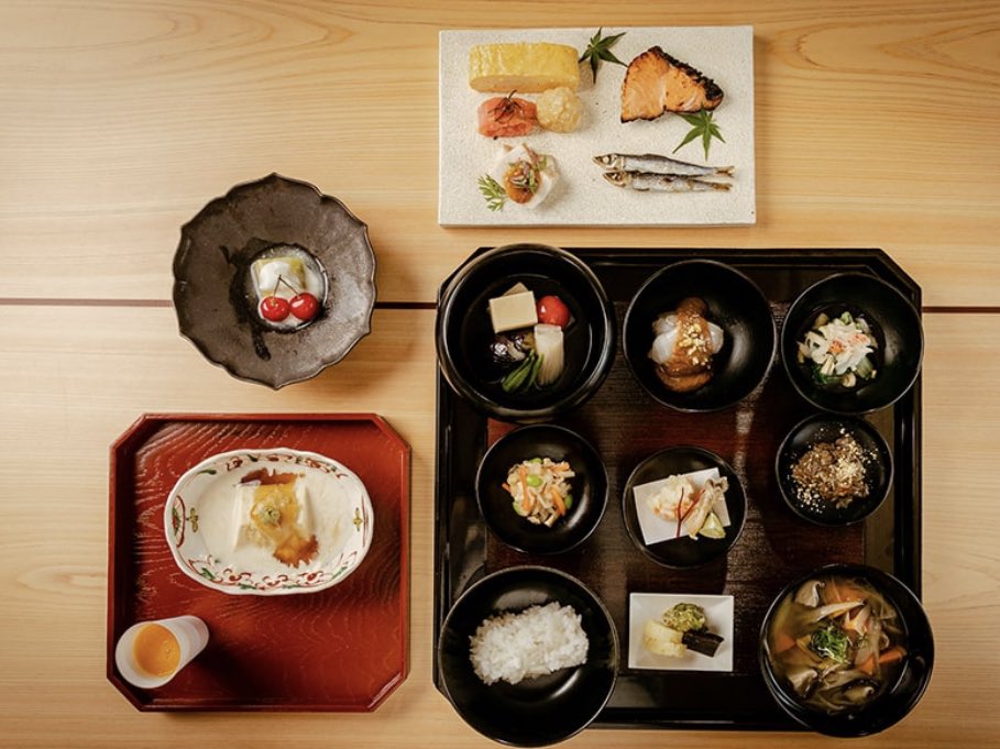 朝食で贅沢するならここ。
色んなホテルやレストランで
評判の朝食食べて来たけど優勝。
8000円(税込)だからそりゃ
美味しくない訳ない。
でも半端な店で半端に金払って
食べるより満足度高い。
映える朝食は流行ってるが、
本当の美味しさ、新鮮さを追求した
朝食はなかなか稀。(銀座 稲葉) https://t.co/3No9bD25Fs