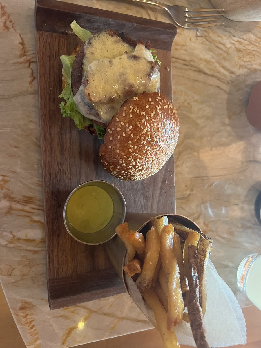s19434388's tweet photo. 美術館でランチ。

アメリカを旅すると、おにぎり＋豚汁＋おでんみたいな和食が食べたくなるの、アメリカあるある。フィラデルフィアにはそんなお店はなさそう。。
#フィラデルフィア美術館
#美術館めぐり https://t.co/wj8Iez9m0x