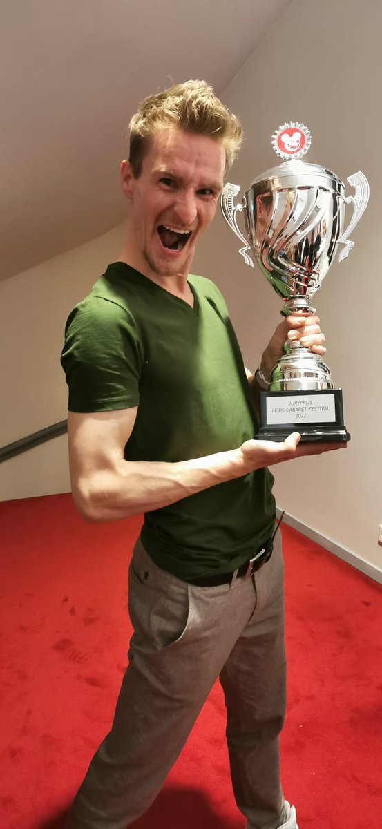 HO-LY SHIT!!! Comedyhuis-lid Stefan Hendrikx heeft net in een bomvolle Leidse Schouwburg de juryprijs van het Leids Cabaretfestival op zijn naam geschreven! Volledige bericht hier. Gefeliciteerd, Stefan! 🤩

Meer info:
facebook.com/Comedyhuis/pos…