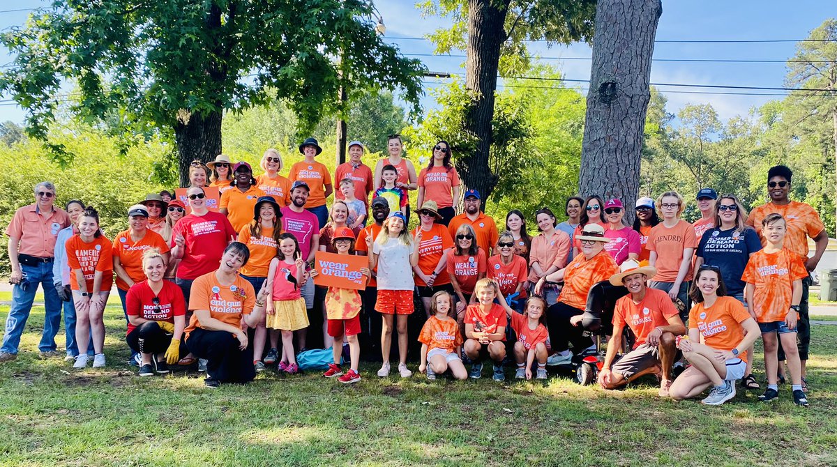Everytown's tweet photo. From coast to coast, Americans showed up to #WearOrange to honor survivors and build community with others working to #EndGunViolence. We'll show up again tomorrow.

We shouldn't have to live in fear that gunfire can ring out at any moment.

Join us by texting BOLD to 644-33. https://t.co/cQ27lqwzLb