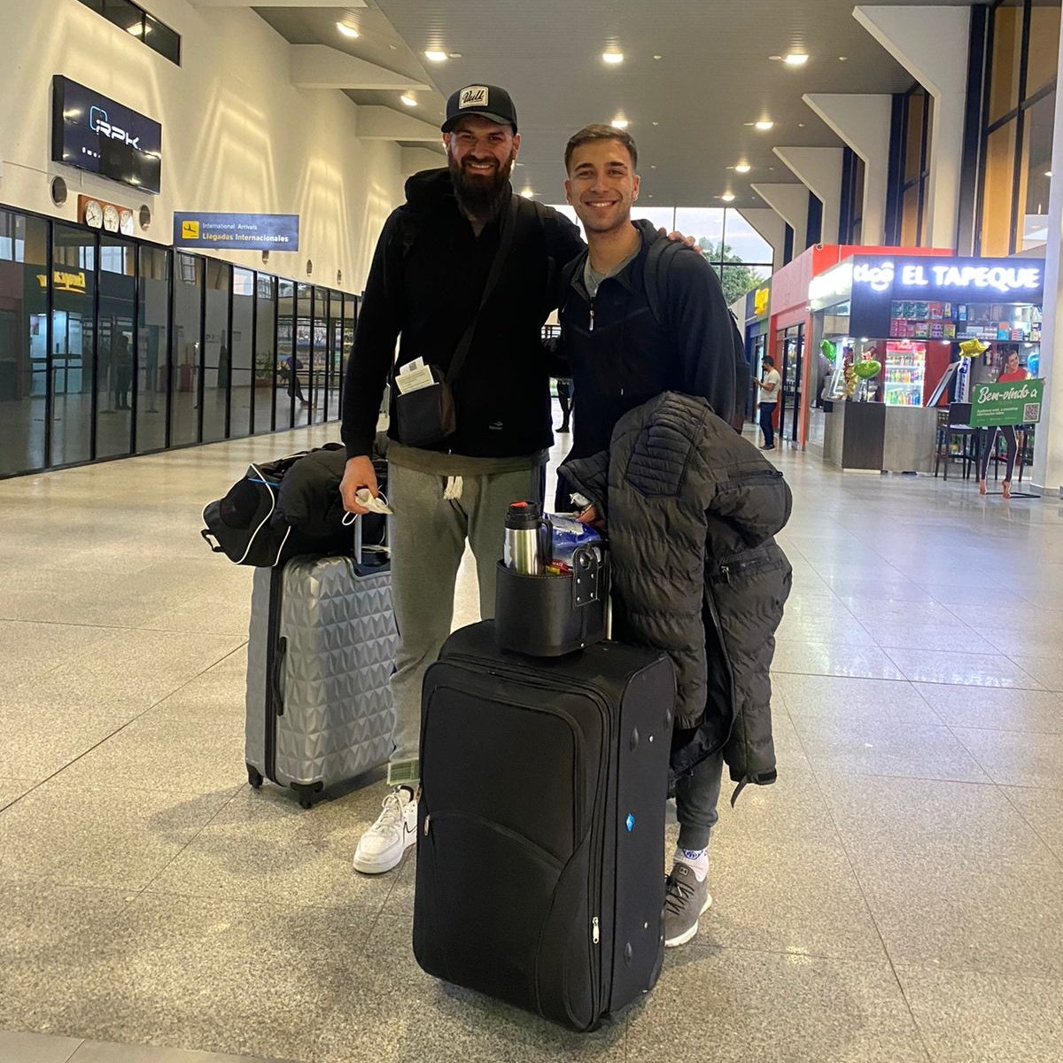 Nuestro pívot <a href="/Sebachaine/">Sebastian chaine</a> y nuestro escolta <a href="/luquitas_6/">Lucas Gallardo</a> ya en el aeropuerto ✈ listos para su próximo destino #TeamMNAgent 🇧🇴