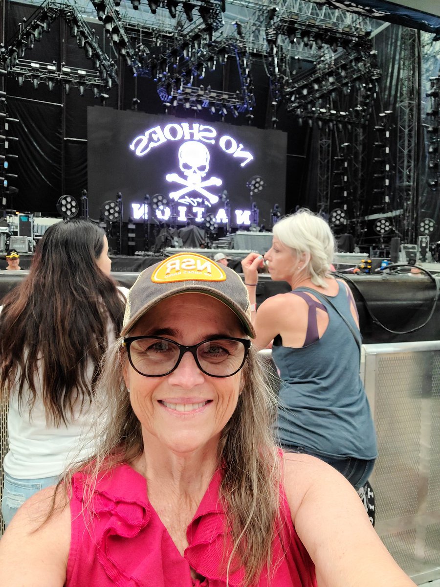 susan_steele's tweet photo. @Welcome2Sandbar @radeaver @noshoesnation @kennychesney Got my spot https://t.co/4d44lzaKWh