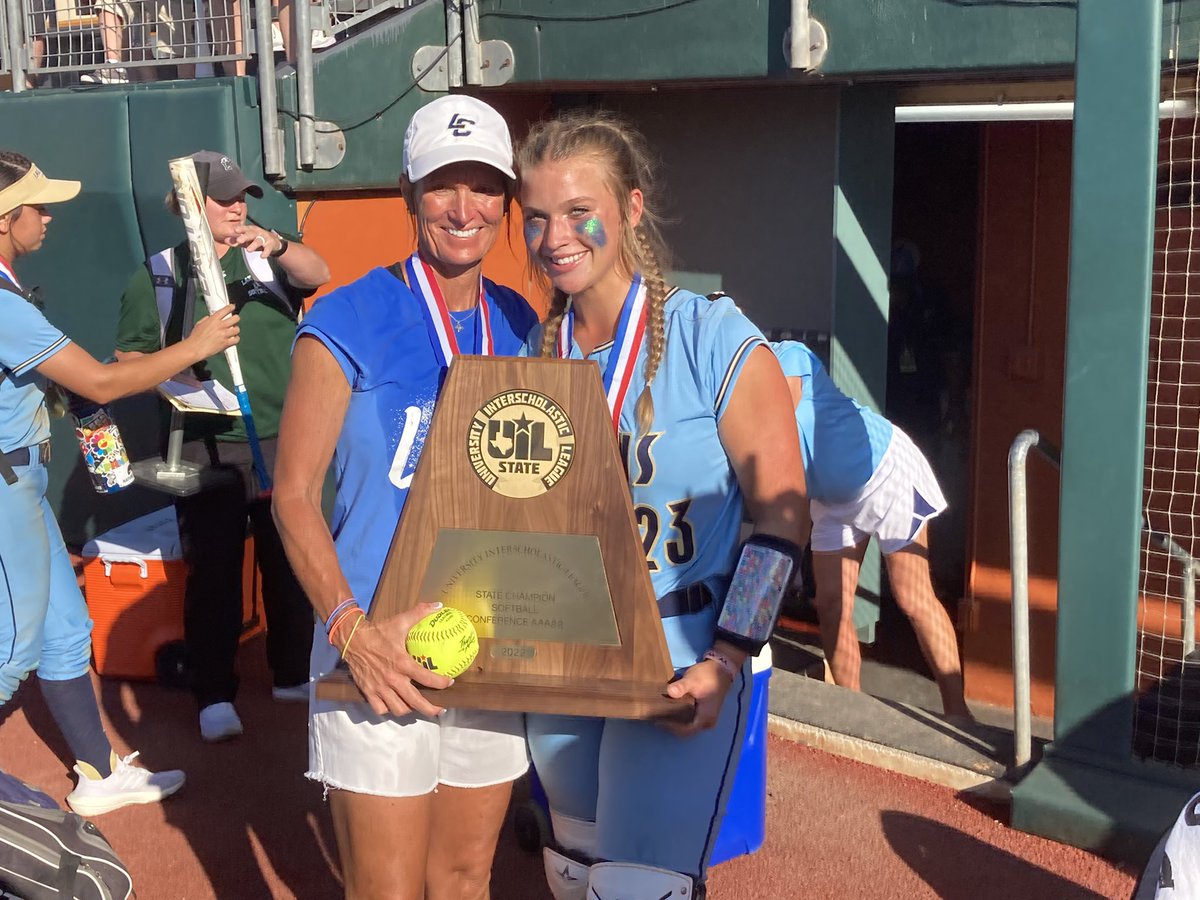 📸: Such a neat moment for the Rochinski family as mother <a href="/coachrochinski/">Michelle Rochinski</a> &amp; daughter <a href="/kalee_rochinski/">kalee rochinski</a> celebrate the 2022 5A State Championship together. #txhssoftball