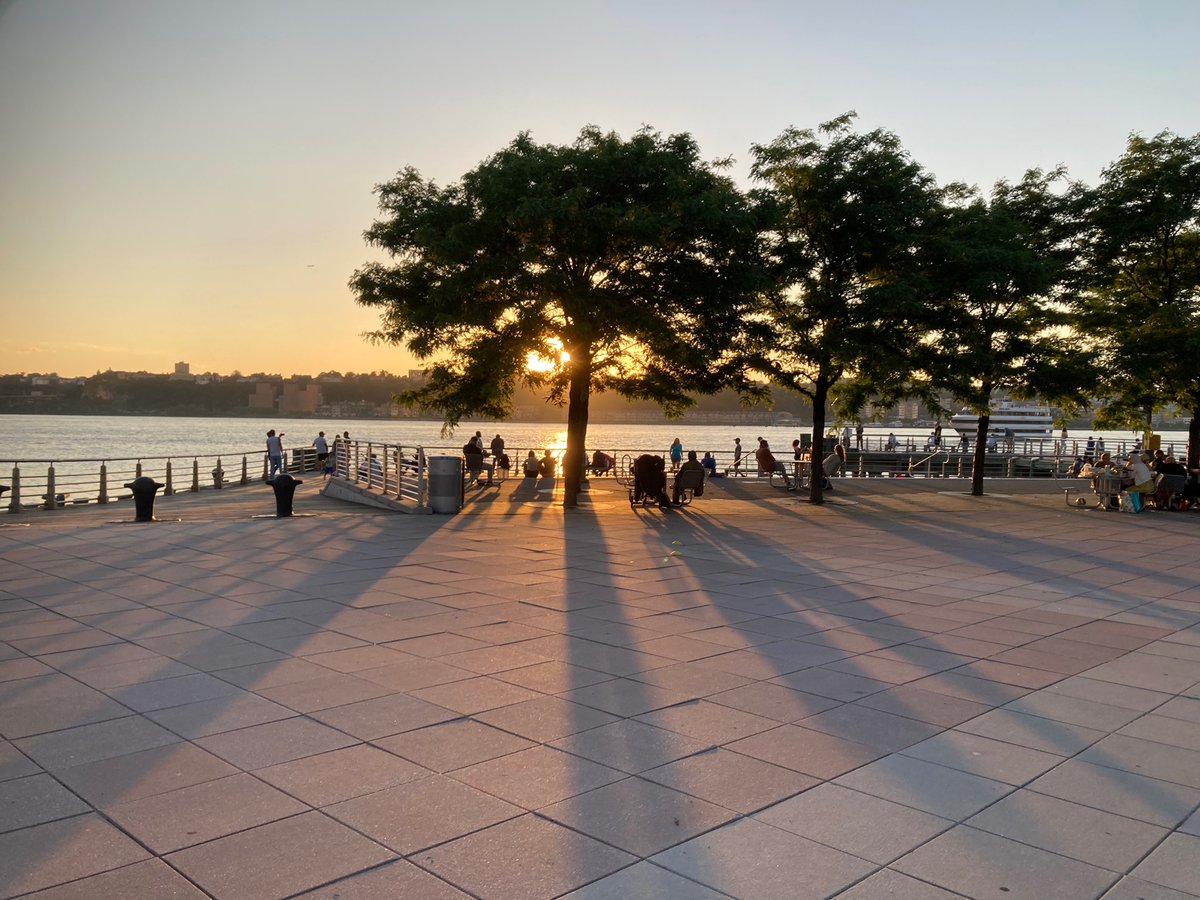 TomFruehActor's tweet photo. What a glorious evening! #pier84 #hudsonriver #sunset #spring2022 #ilovenewyork https://t.co/wudnuO3lf9