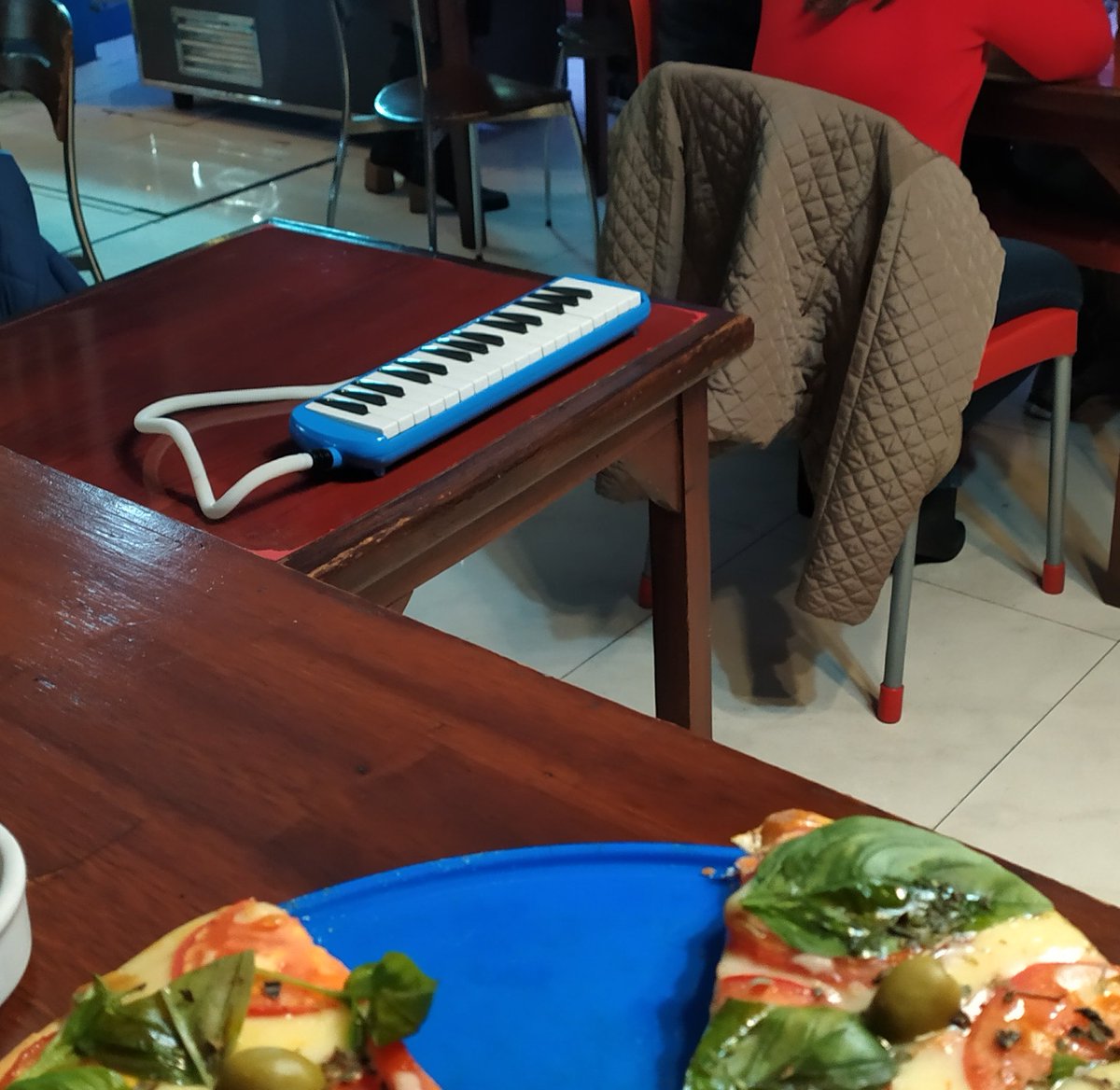 Nooo que grande <a href="/momorelojero/">El Calamar de La Plata</a> que se vino a Palermo una escapada en avión de <a href="/AAsplinter_/">Aerolíneas Splinter</a> a darnos un recital mientras comemos una pizza capresse bien italiana. 🎶🤌🏻🇮🇹🍕👀