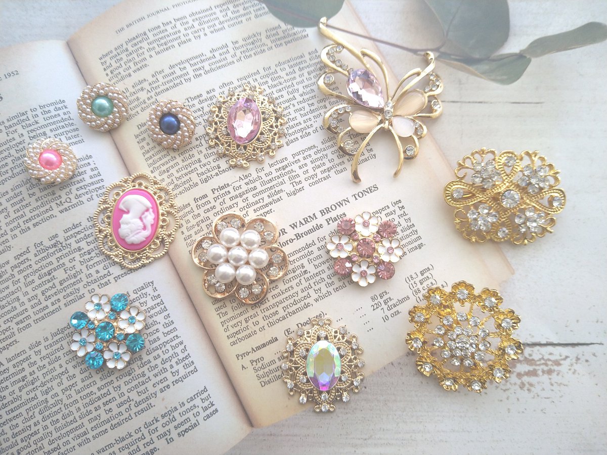 sozai_acce's tweet photo. お久しぶりに戻ってきました😊
アクセサリー作りつつ樹脂薔薇やボタンやアクセサリー素材等の販売もしてる為少しずつツイートしていこうとおもいますので今後ともよろしくお願いします♥
 #アンティークボタン販売
 #アクセサリー素材販売
 #樹脂粘土薔薇
 #ハンドメイド好きな人と繋がりたい https://t.co/Mvh7lQ00UF