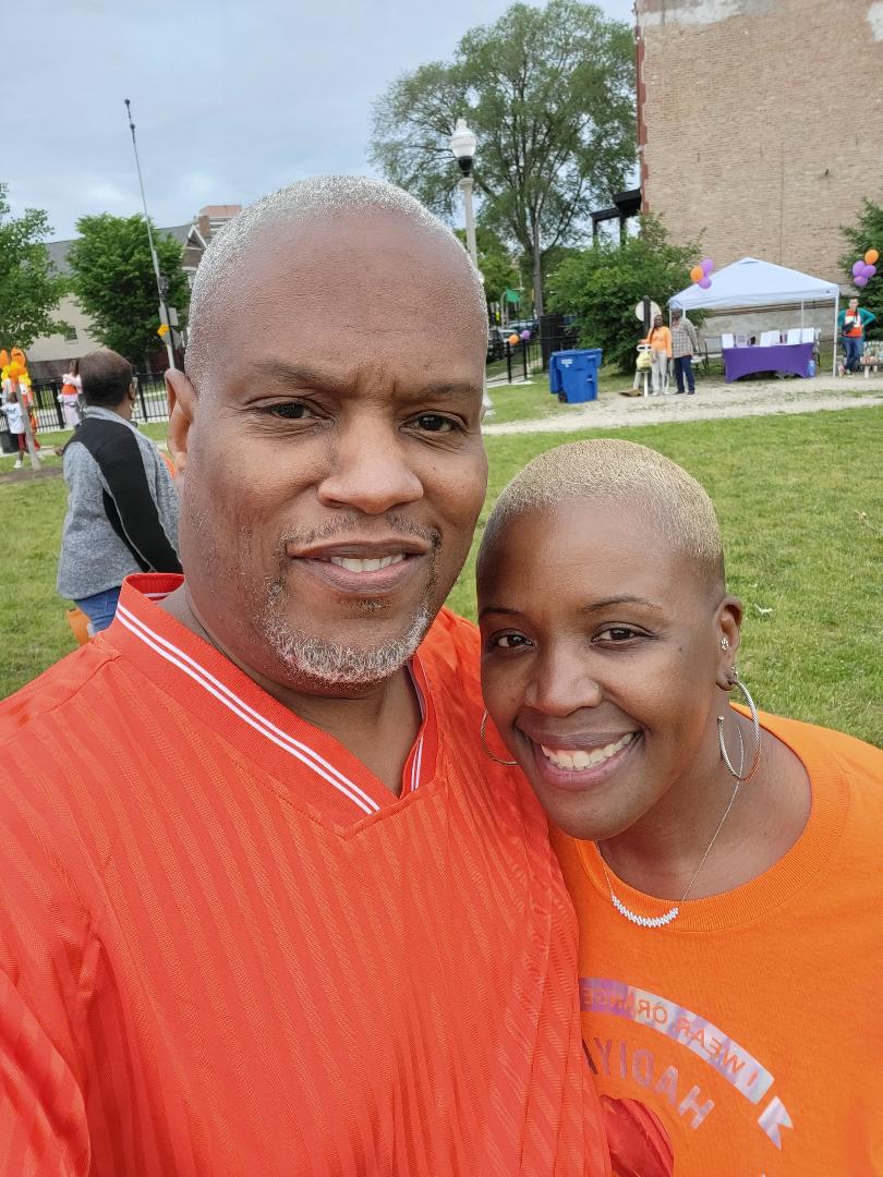AmnestyErnest's tweet photo. Standing with our friend Ms. Cleo (Mother of #HadiyaPendleton ) as we celebrate #HadiyaPendleton today and everyday. We #WearOrange for survivors, families and our loved ones we've lost. #EndGunViolence @amnestyusa https://t.co/QUhCS03CL6