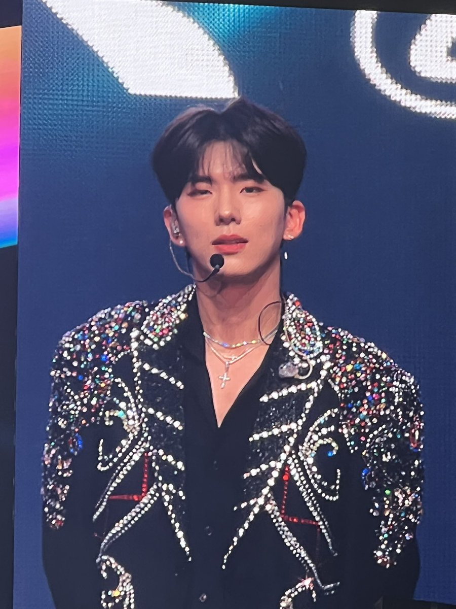 minhyuklocked's tweet image. EXCUSE ME?????