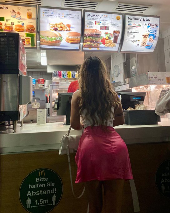 BADABABABA he&rsquo;s lovin&rsquo; it https://t.co/jPn2uEvT5u<a href="/tag/yearofthevee"class="tags"><span>#yearofthevee</span></a>