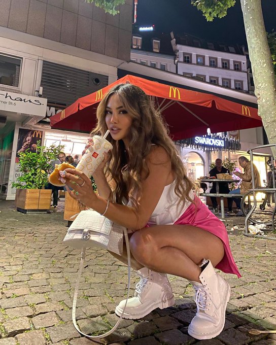 BADABABABA he&rsquo;s lovin&rsquo; it https://t.co/jPn2uEvT5u<a href="/tag/yearofthevee"class="tags"><span>#yearofthevee</span></a>