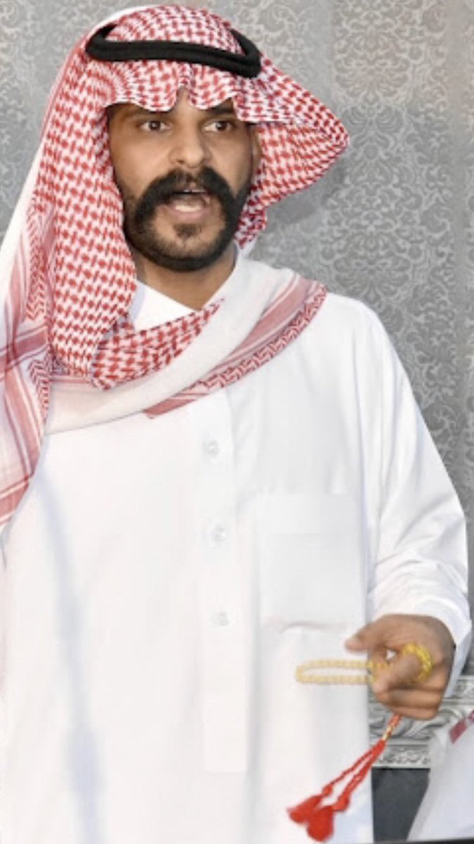 ✍🏻

دايم على الطايلات اطّول
ياصقرنا للعالي فوق 
والشاهد الله على ماقول
غالي ولك قدرك المرموق