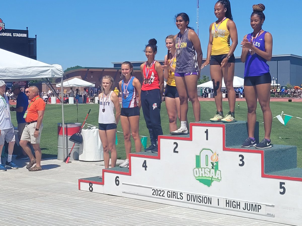 scherner2222's tweet photo. Congrats to @camrynthompsonn on capping another great season with an All state performance today! I'm lucky to be able to coach a great athlete and person like you! Looking forward to next season already. @OLHSGtrack @LHSAthleticDept https://t.co/BB2GWnEsPc