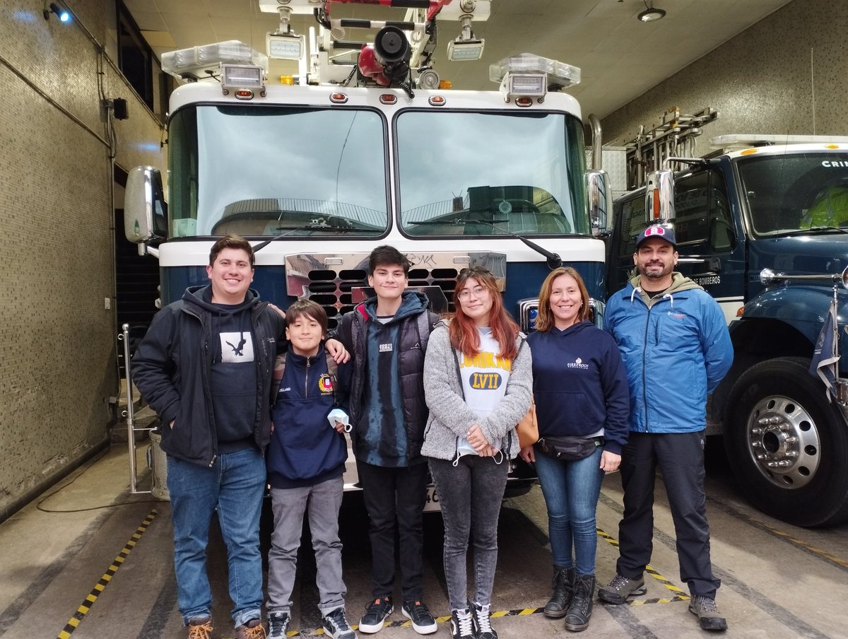 zapador475's tweet photo. Con la familia bomberil #fibom 🧑🚒🔥💙💚 https://t.co/J2bpTtBG6f