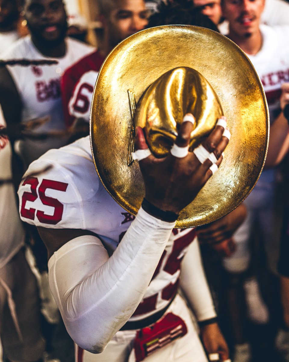 OU_Football's tweet image. Congrats on the win @OU_Softball! We have a Golden Hat you can borrow to celebrate. 

#BeatTexas #OUDNA