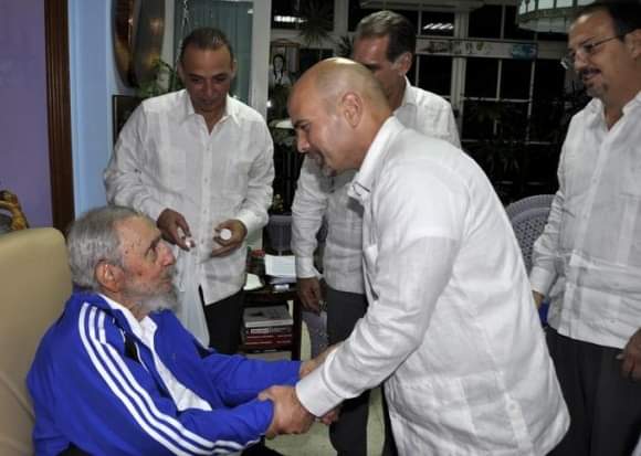 yaiglez15's tweet photo. 🇨🇺 #Fidel "Ninguno de los Cinco Héroes realizó sus tareas en busca de aplausos, premio o gloria".
👏 Felicidades para Gerardo Hernández héroe de #Cuba y actual Coordinador Nacional de los CDR de Cuba.
#GuerrerosDePatriaOMuerte
#IzquierdaUnida https://t.co/paQ0iocpmn