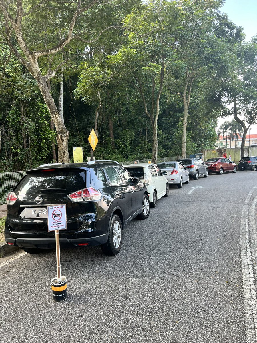 La_FarEast's tweet photo. Owner kereta tak reti membaca. Dah ada signage no parking.
Nak masuk trail tapi dtg lambat, then malas nak berjalan. Bongok.
Krg lori langgar kereta kau baru kau tau.
#kdcf #kotadamansara #hiking https://t.co/zh5O9LblkW